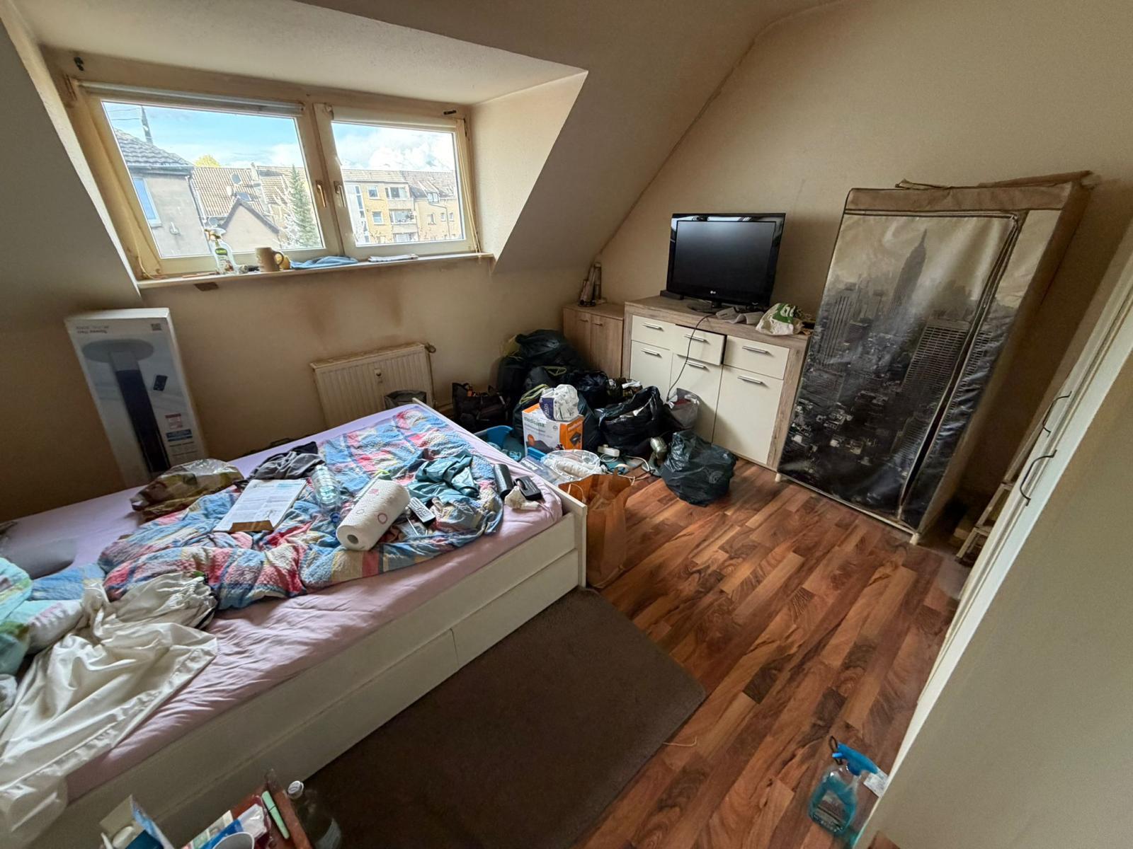 Dachgeschoss-Schlafzimmer, vor der Räumung