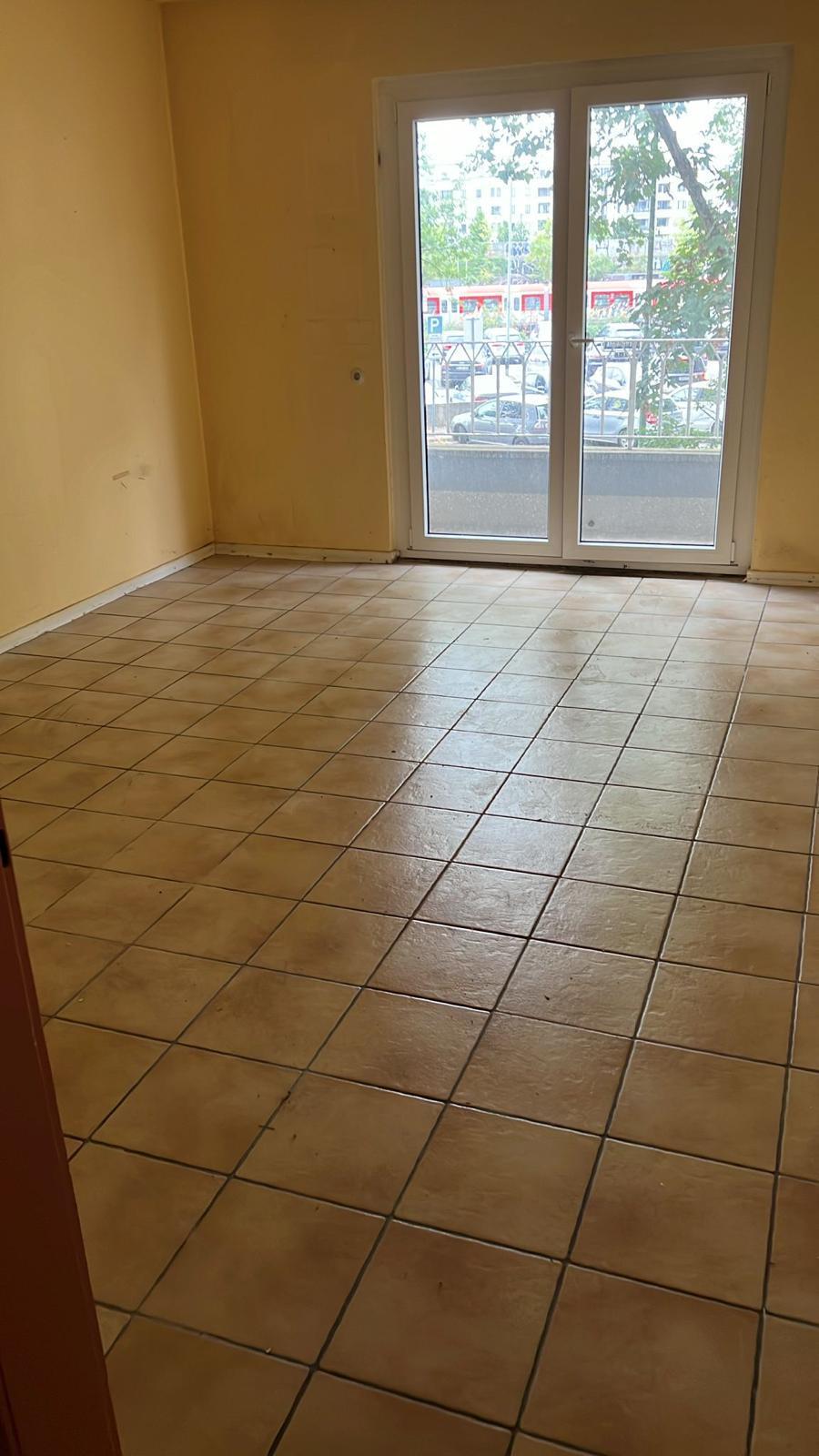 Zimmer mit Fliesenboden, nach der Räumung