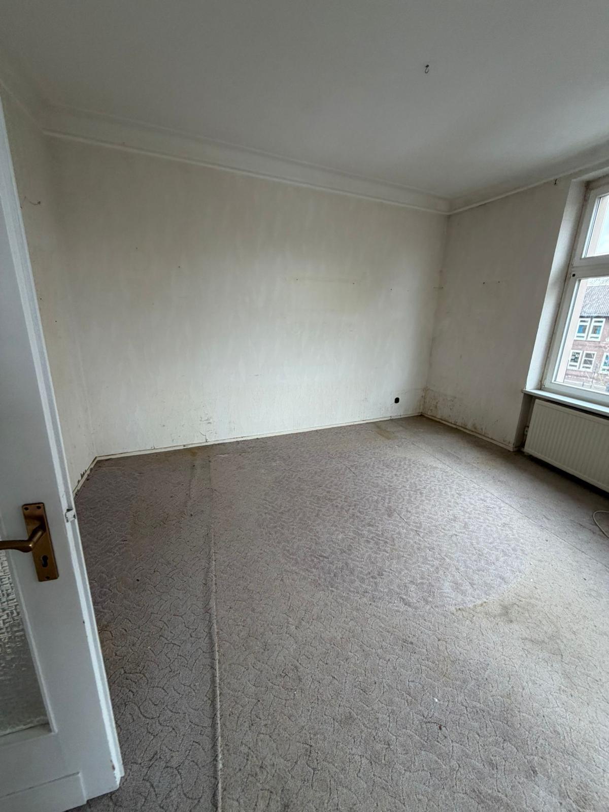 Zimmer mit Holzboden, nach der Räumung