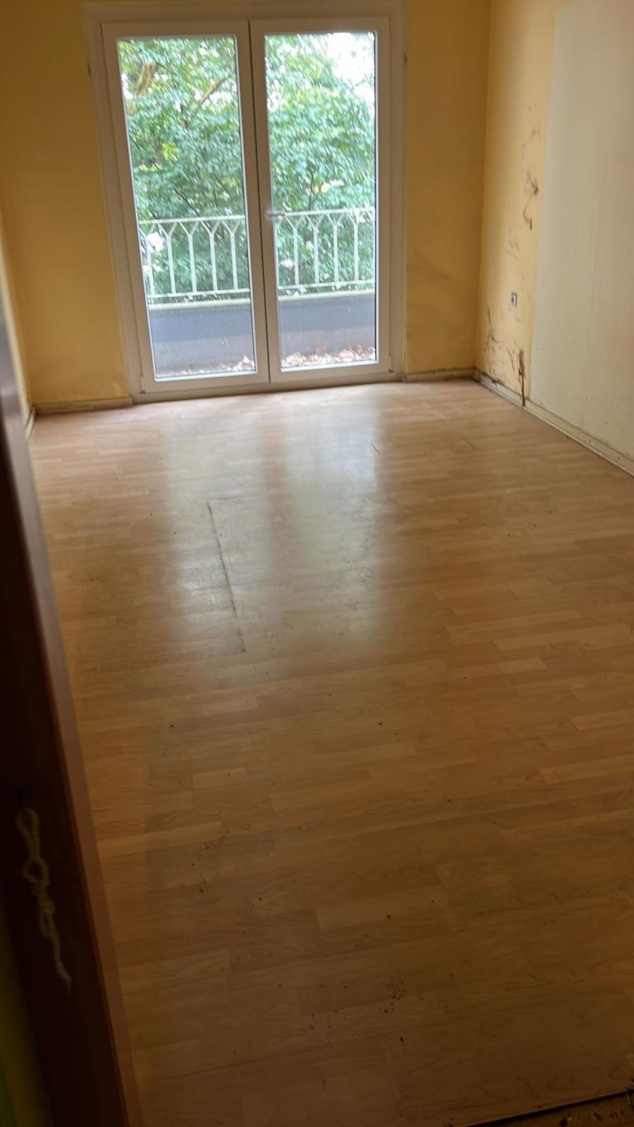 Zimmer mit Laminat, nach der Räumung